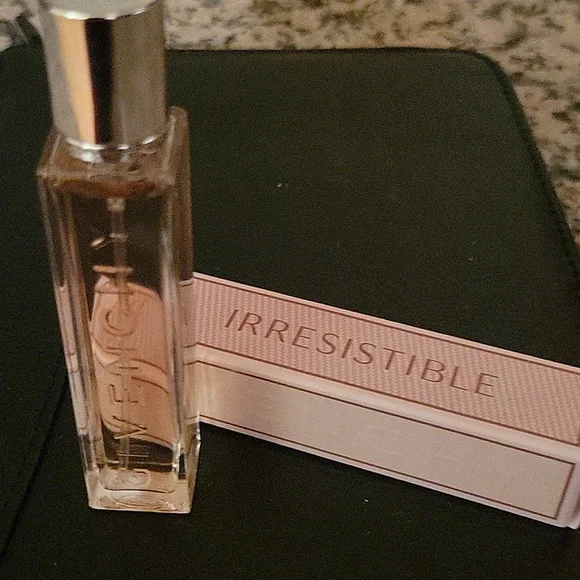 Givenchy Irresistible- Soft Pink - Picture 1 of 2